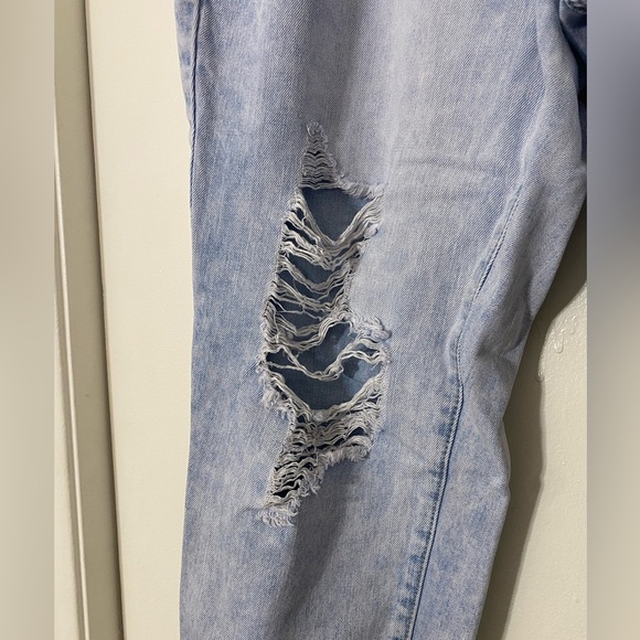 Rue21 Size 16 Light Blue Ripped Mom Jeans - Picture 3 of 6